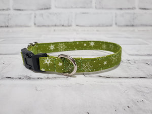 Snowflakes on Green 1/2" X-Small Buckle Collar  7"-11"